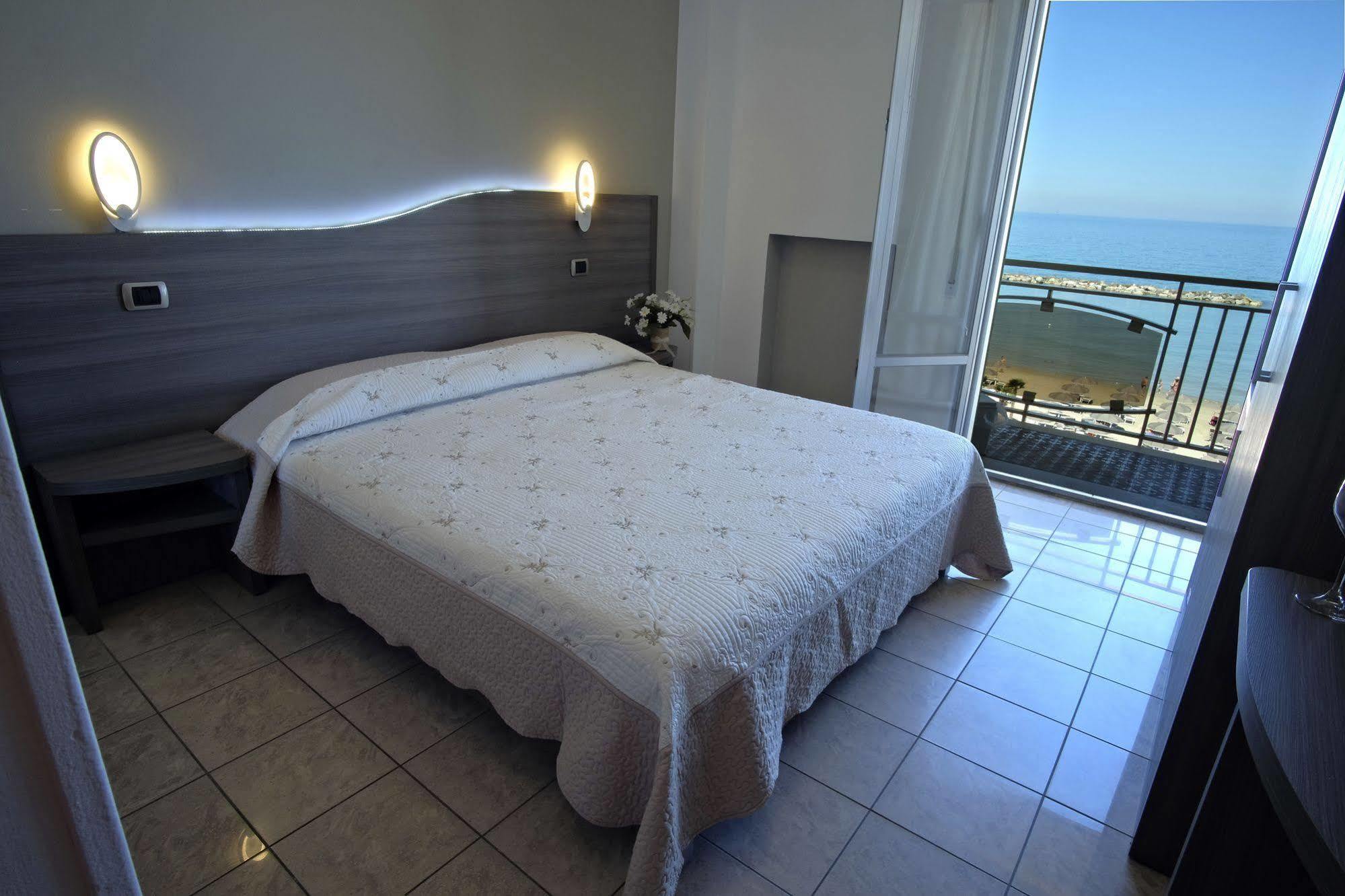 Hotel La Perla Cupra Marittima Exteriér fotografie